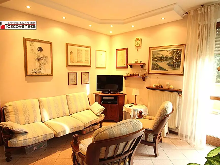 Immagine 3 di Appartamento in vendita  a Lucca