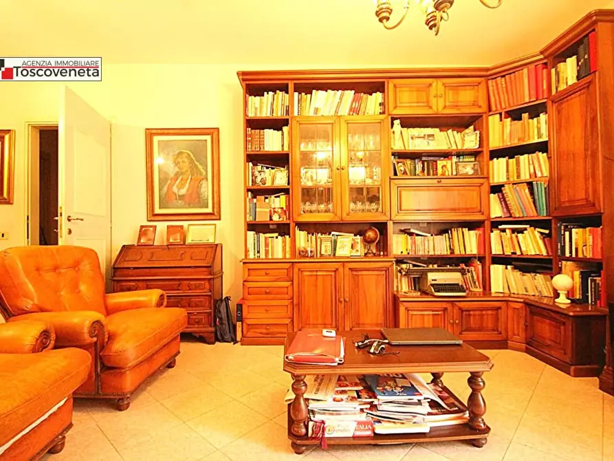 Immagine 23 di Appartamento in vendita  a Lucca