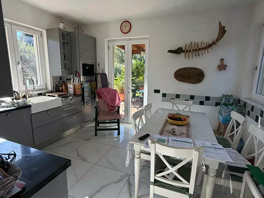 Immagine 2 di Villa in vendita  a Castelnuovo Magra