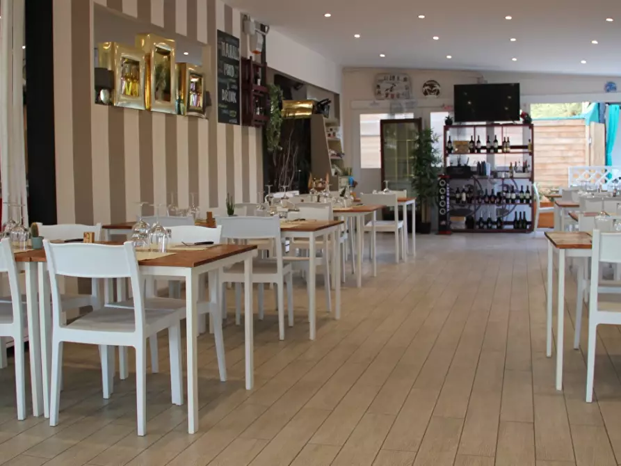 Immagine 2 di Attività commerciale in vendita  a Pisa