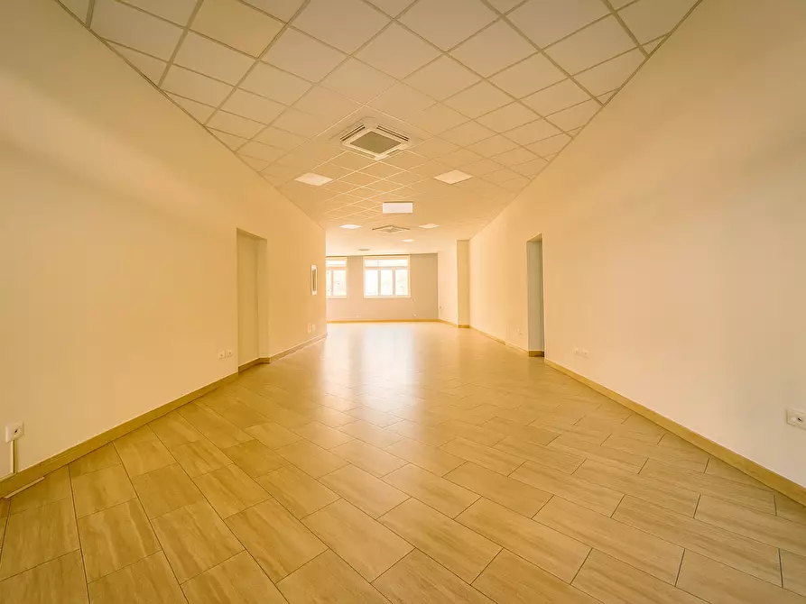 Immagine 2 di Locale commerciale in affitto  a Cascina