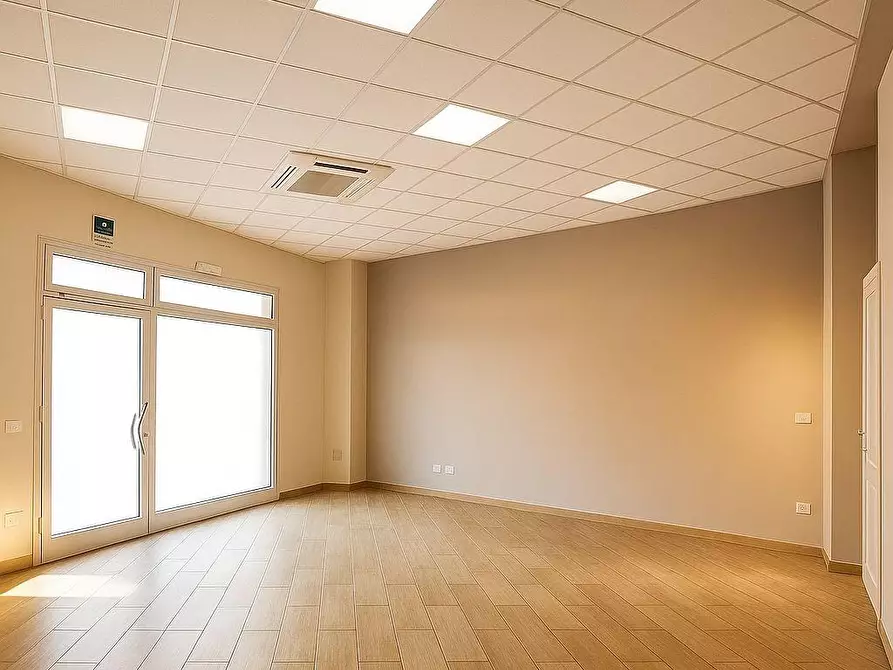 Immagine 4 di Locale commerciale in affitto  a Cascina