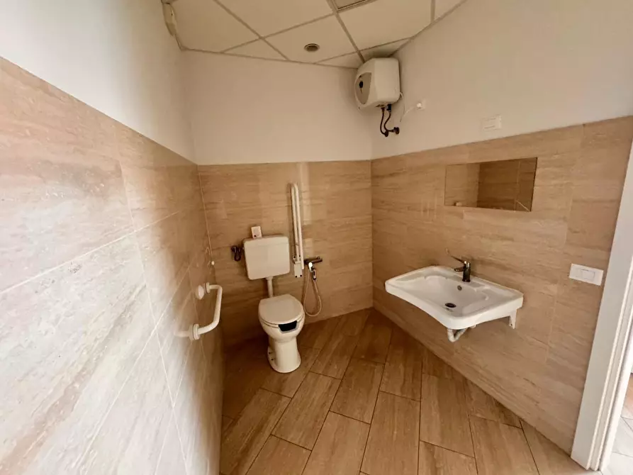 Immagine 8 di Locale commerciale in affitto  a Cascina