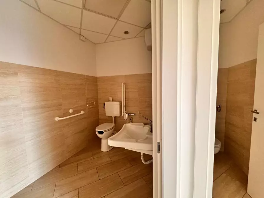 Immagine 7 di Locale commerciale in affitto  a Cascina