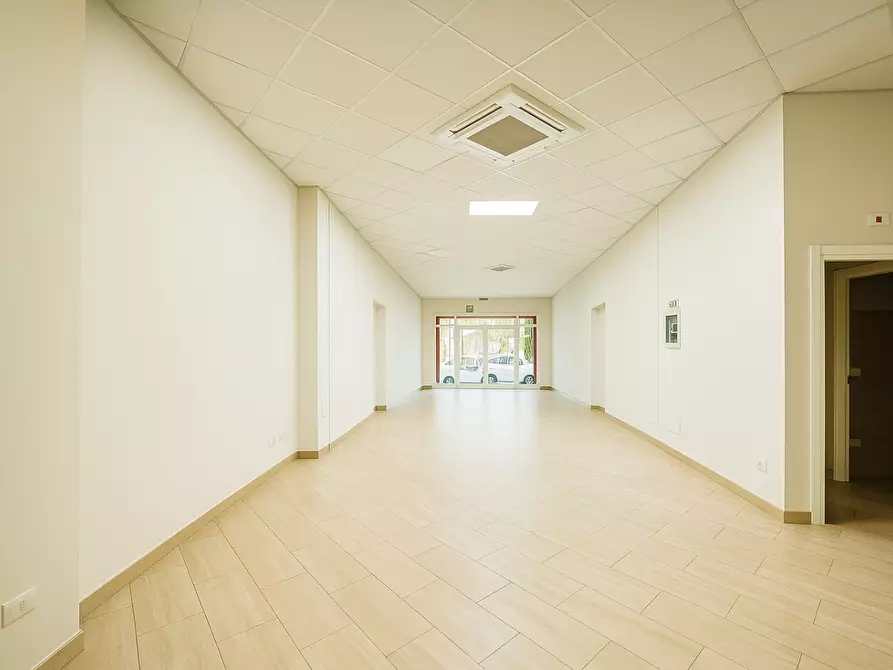 Immagine 3 di Locale commerciale in affitto  a Cascina