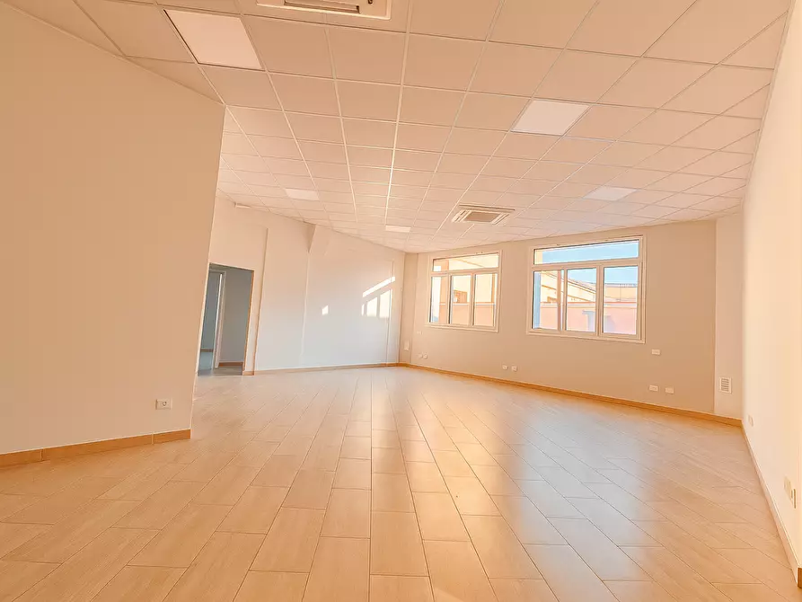 Immagine 1 di Locale commerciale in affitto  a Cascina