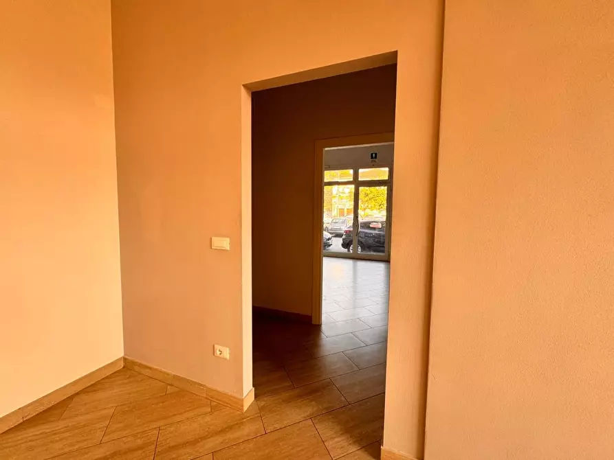 Immagine 6 di Locale commerciale in affitto  a Cascina