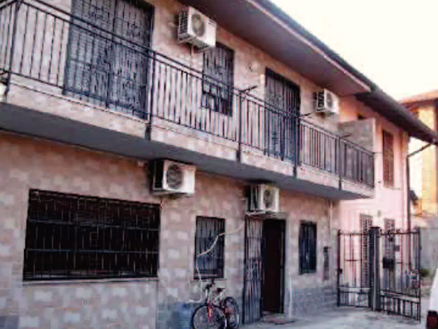 Immagine 1 di Appartamento in vendita  a Robecchetto Con Induno