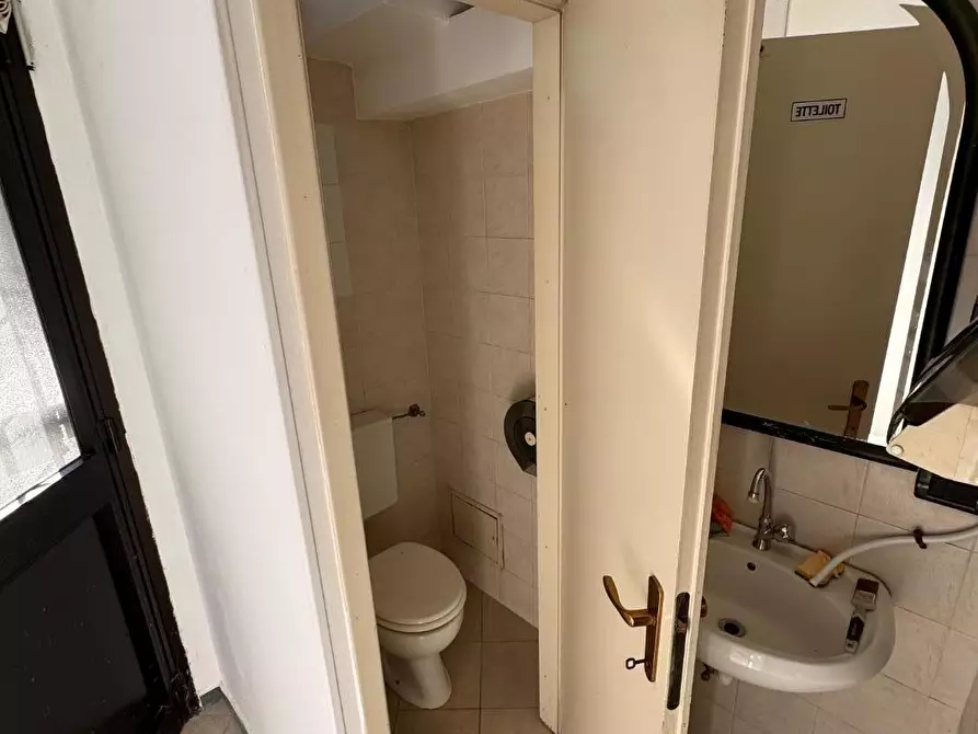 Immagine 6 di Locale commerciale in affitto  a Ponsacco