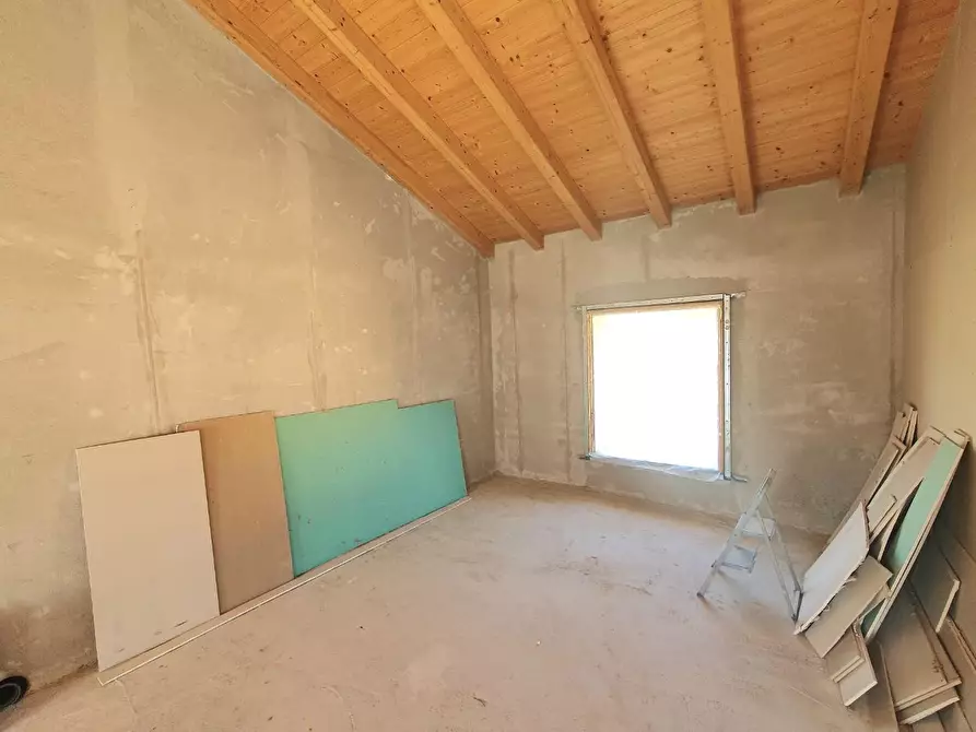 Immagine 11 di Appartamento in vendita  a Lucca