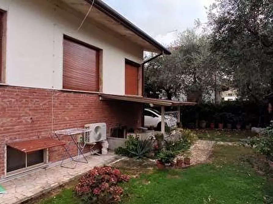 Immagine 2 di Villa in vendita  a Forte Dei Marmi
