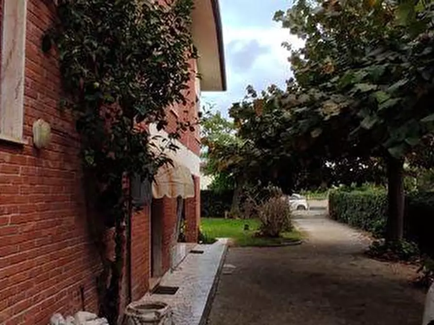 Immagine 3 di Villa in vendita  a Forte Dei Marmi