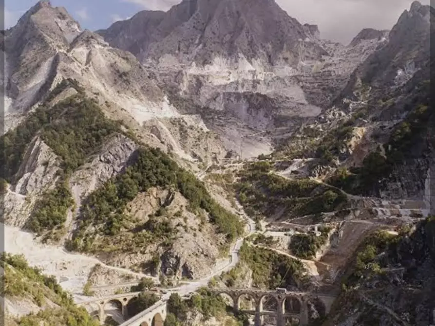 Immagine 21 di Loft/Open space in vendita  a Carrara