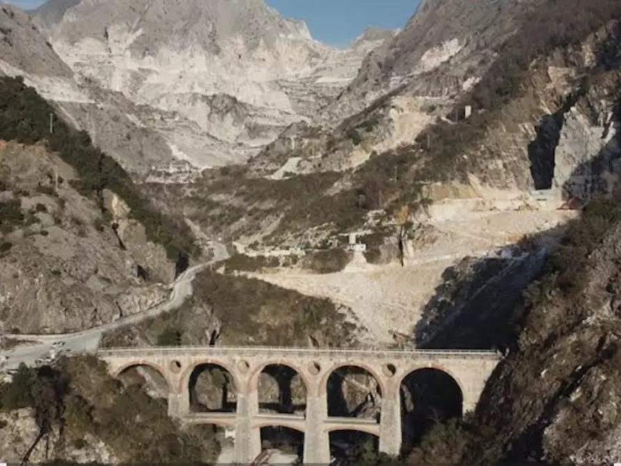 Immagine 17 di Loft/Open space in vendita  a Carrara