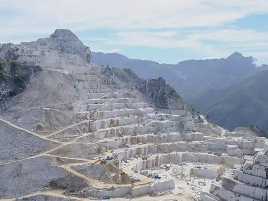 Immagine 14 di Loft/Open space in vendita  a Carrara