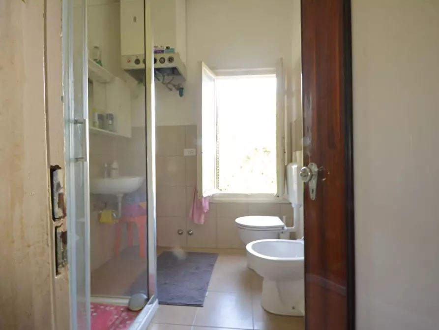 Immagine 11 di Appartamento in vendita  a Lucca