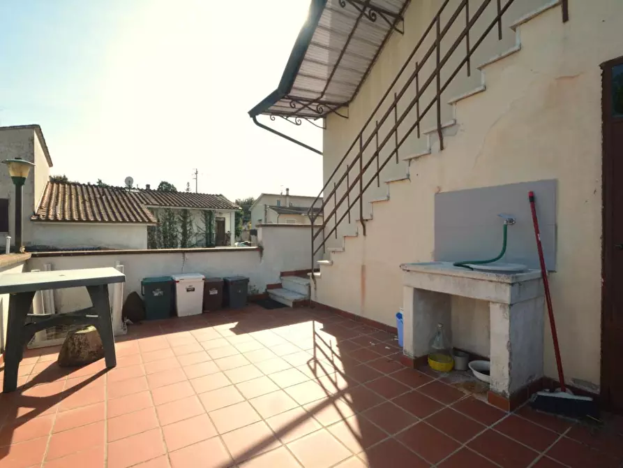 Immagine 14 di Appartamento in vendita  a Lucca