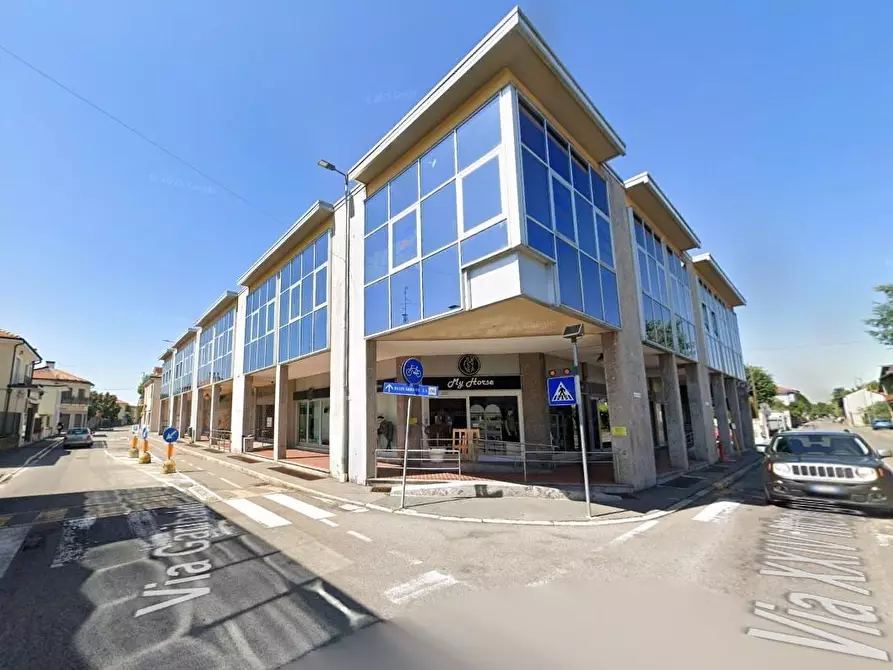 Immagine 2 di Negozio in vendita  a Canegrate