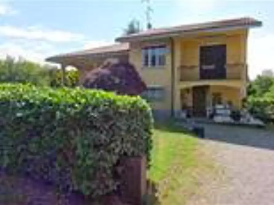 Immagine 1 di Villa in vendita  a Parabiago