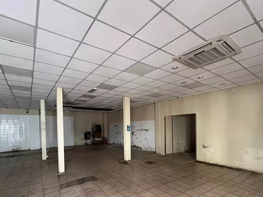 Immagine 7 di Locale commerciale in vendita  a Pisa