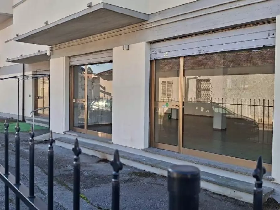 Immagine 9 di Ufficio in vendita  a Viareggio