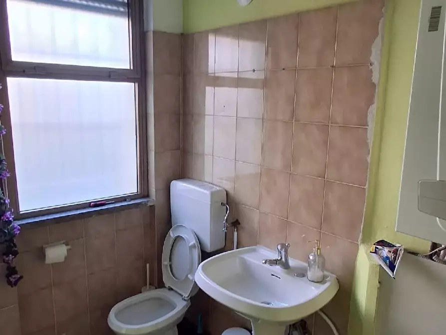 Immagine 15 di Ufficio in vendita  a Viareggio