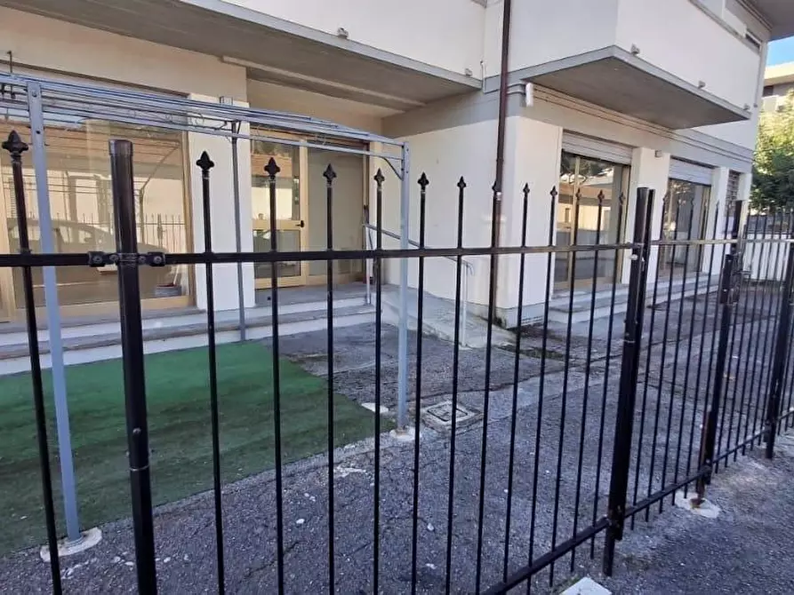 Immagine 10 di Ufficio in vendita  a Viareggio