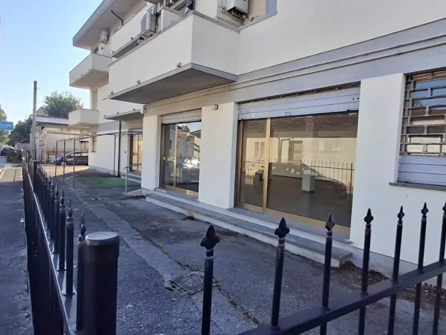 Immagine 13 di Ufficio in vendita  a Viareggio