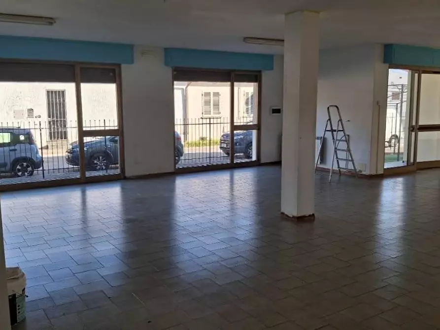 Immagine 6 di Ufficio in vendita  a Viareggio