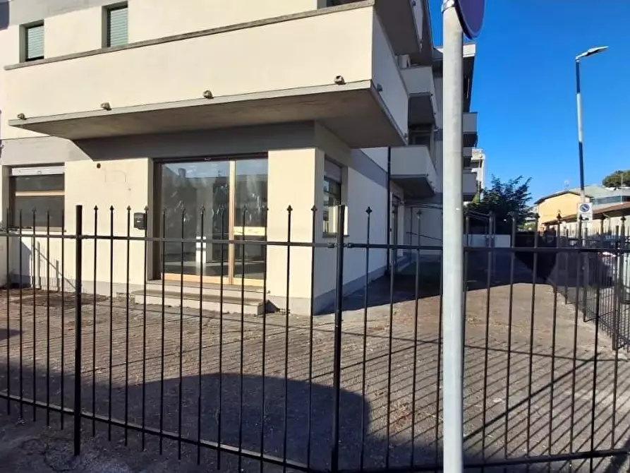 Immagine 11 di Ufficio in vendita  a Viareggio