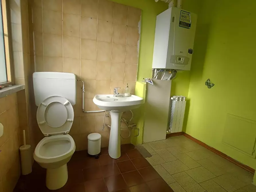 Immagine 14 di Ufficio in vendita  a Viareggio