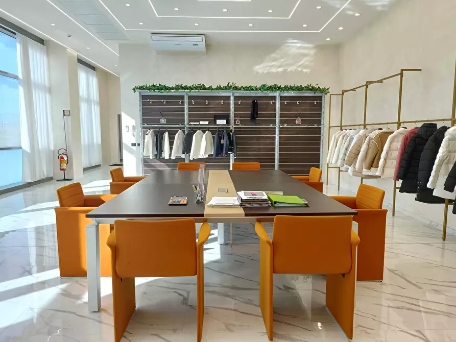 Immagine 21 di Capannone industriale in affitto  a Prato