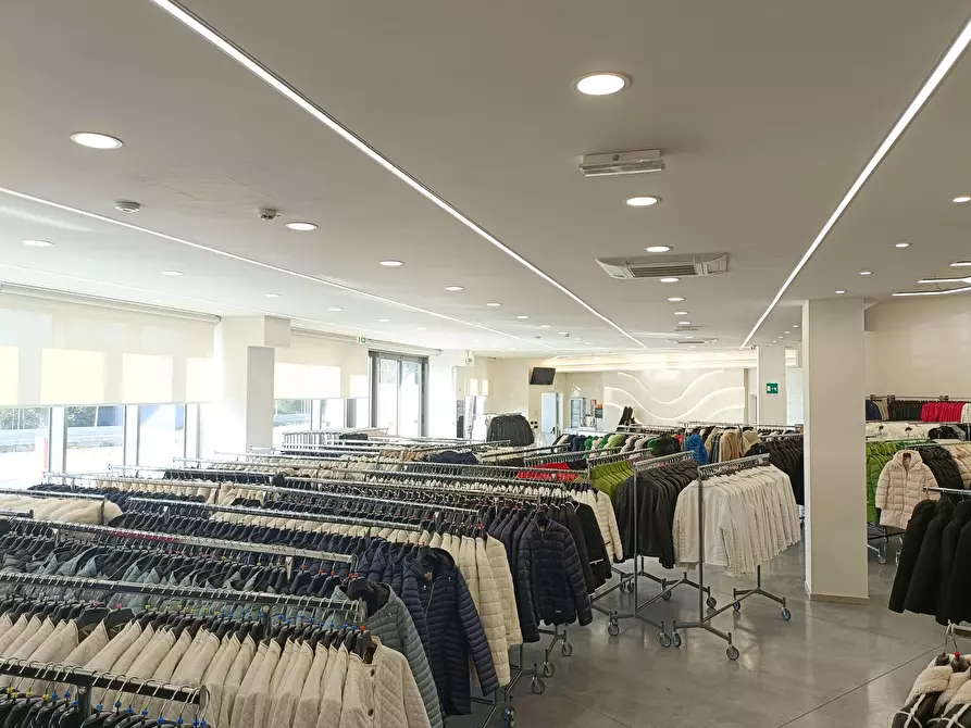 Immagine 7 di Capannone industriale in affitto  a Prato