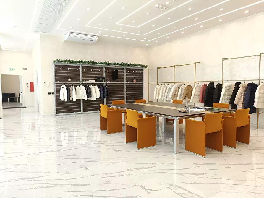 Immagine 20 di Capannone industriale in affitto  a Prato