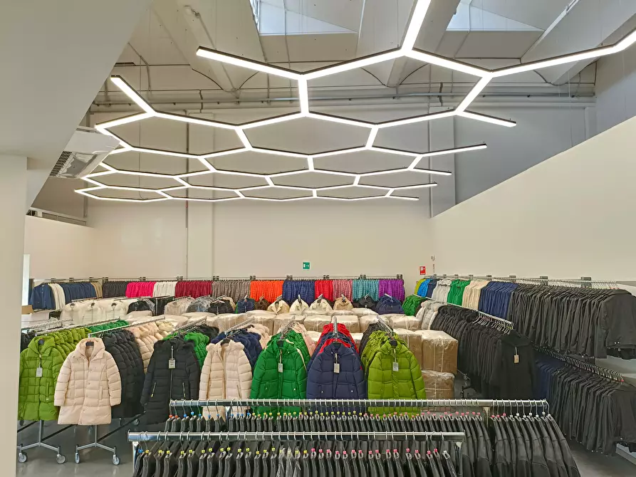 Immagine 6 di Capannone industriale in affitto  a Prato