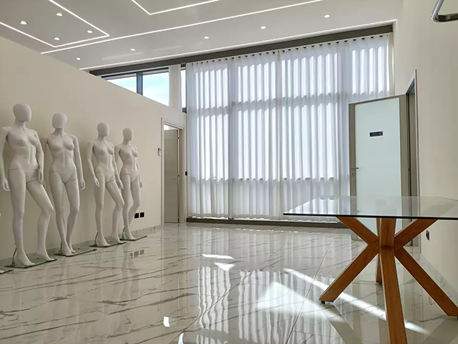 Immagine 9 di Capannone industriale in affitto  a Prato