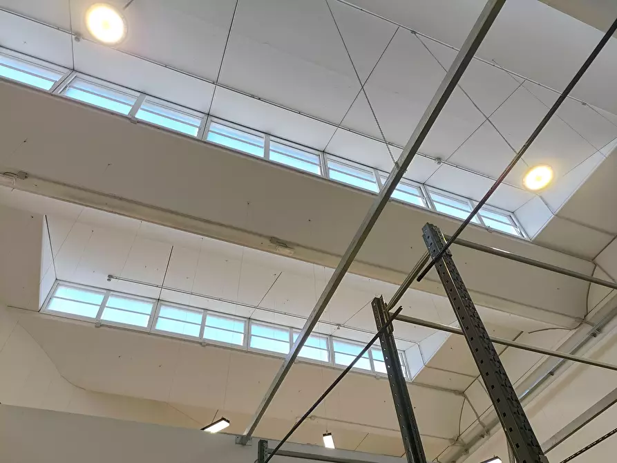 Immagine 10 di Capannone industriale in affitto  a Prato