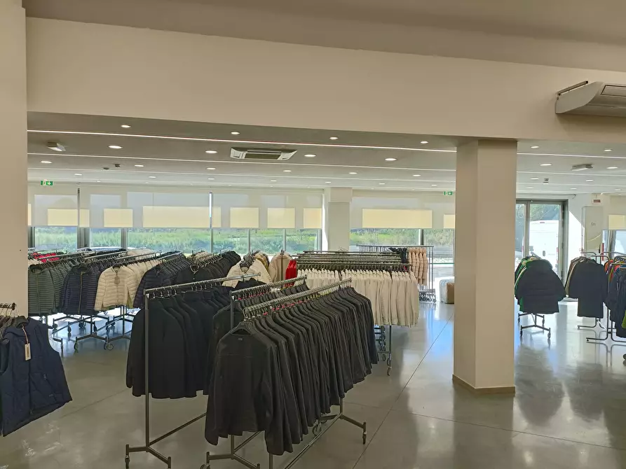 Immagine 8 di Capannone industriale in affitto  a Prato