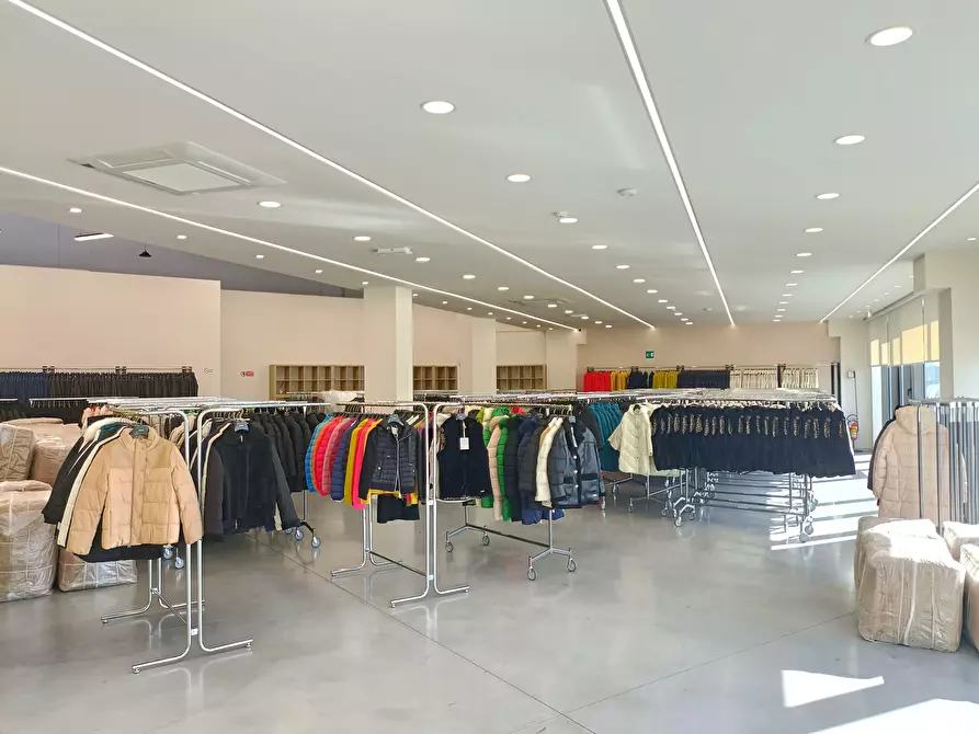 Immagine 14 di Capannone industriale in affitto  a Prato