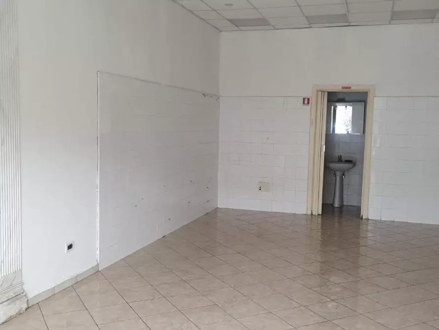Immagine 2 di Negozio in affitto  a Palaia