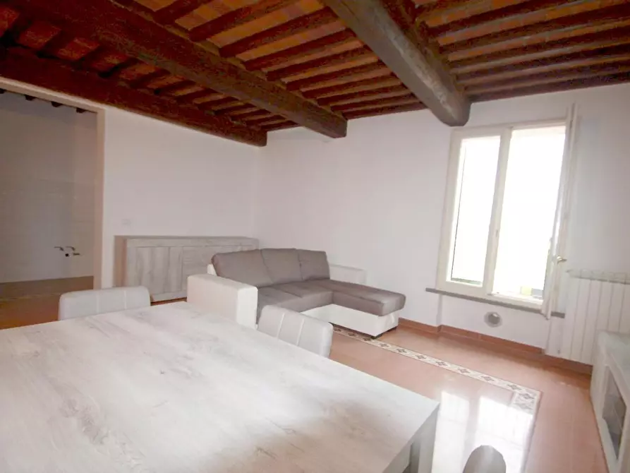 Immagine 2 di Appartamento in vendita  a Lucca