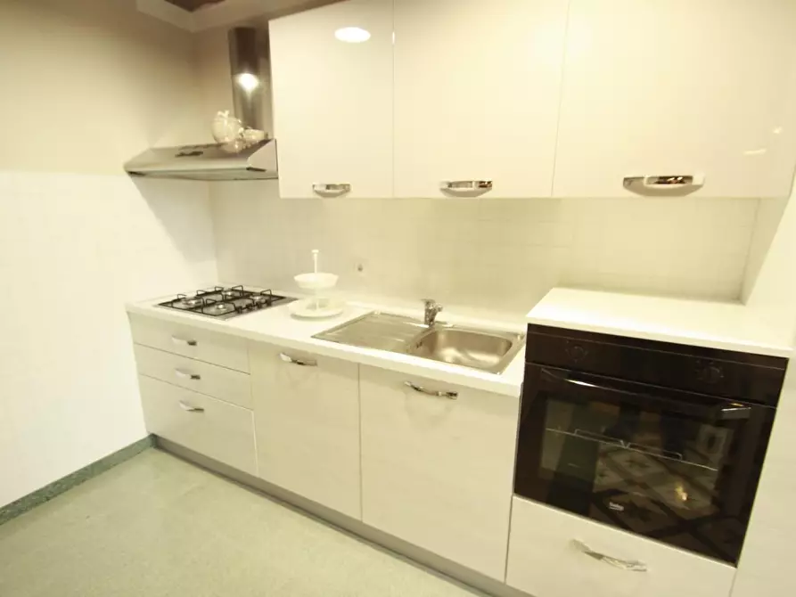 Immagine 8 di Appartamento in vendita  a Lucca