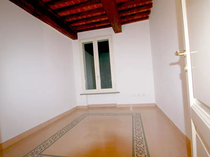 Immagine 14 di Appartamento in vendita  a Lucca