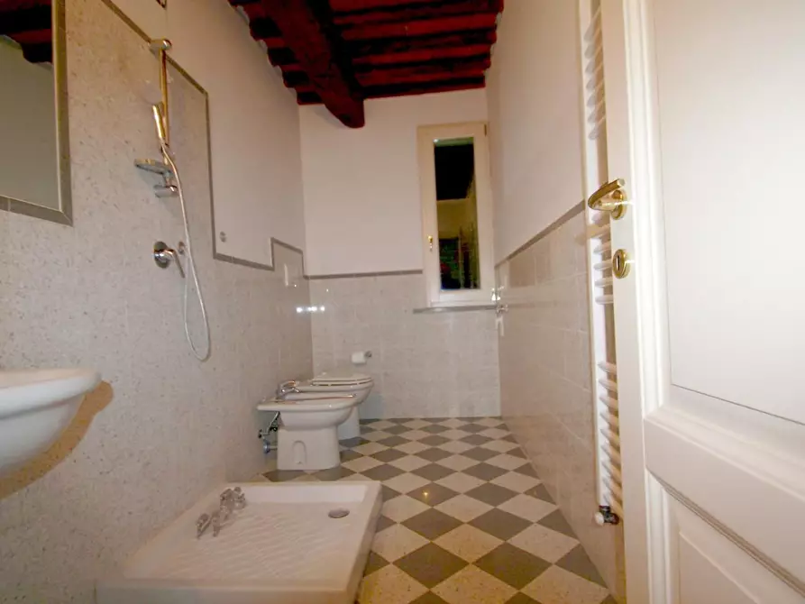 Immagine 15 di Appartamento in vendita  a Lucca