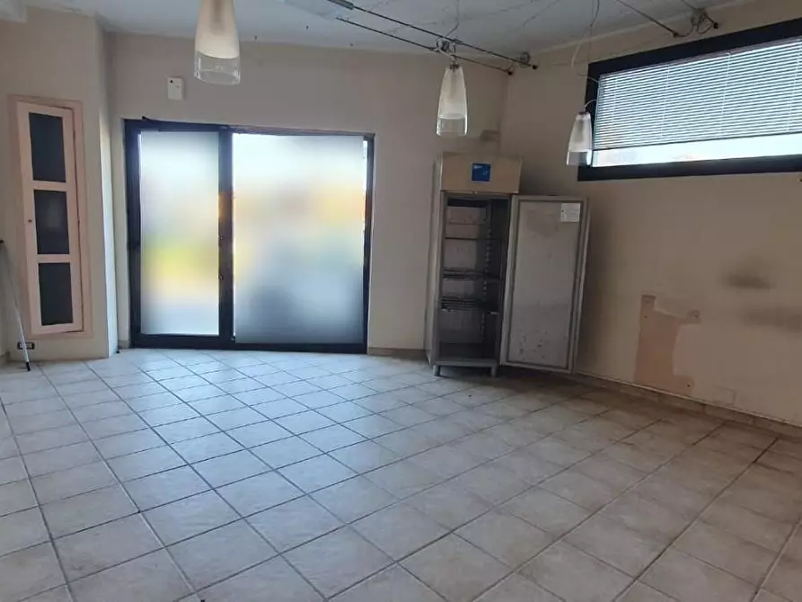 Immagine 23 di Locale commerciale in vendita  a Capannori