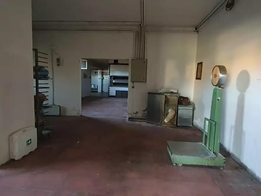 Immagine 7 di Locale commerciale in vendita  a Capannori
