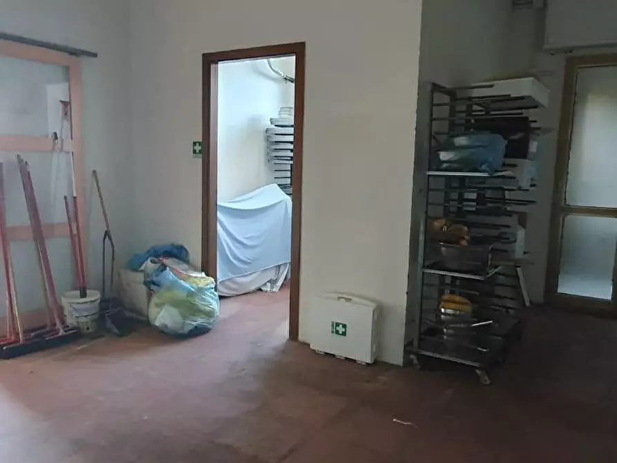 Immagine 11 di Locale commerciale in vendita  a Capannori