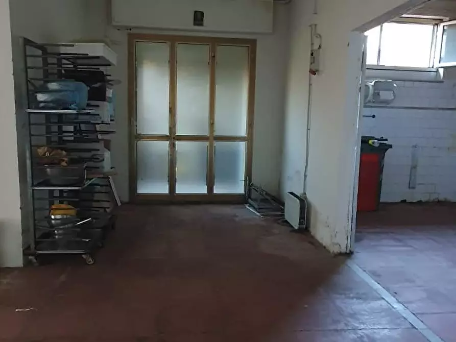 Immagine 13 di Locale commerciale in vendita  a Capannori
