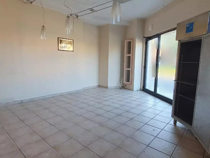 Immagine 22 di Locale commerciale in vendita  a Capannori