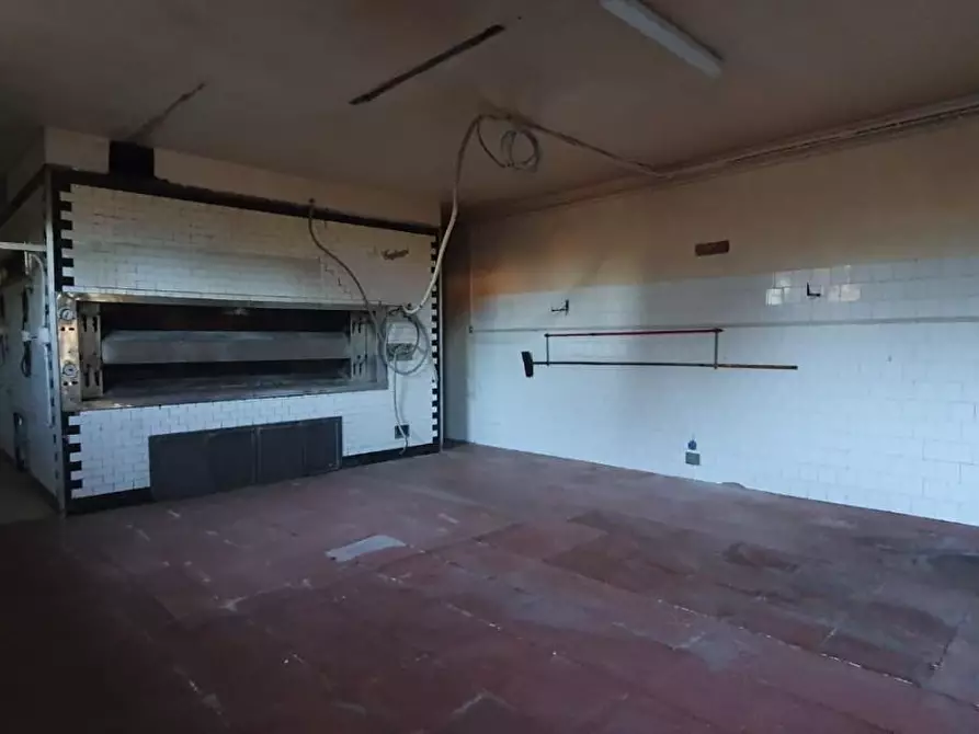 Immagine 20 di Locale commerciale in vendita  a Capannori